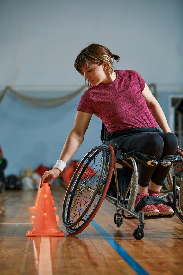 Comment mettre en place une compétition de poésie illustrée pour promouvoir les arts visuels et littéraires?